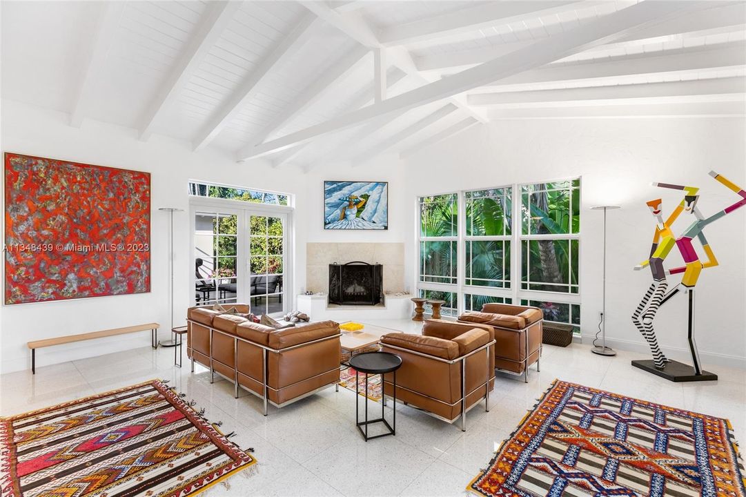 Recently Sold: $3,695,000 (4 beds, 3 baths, 2826 Square Feet)