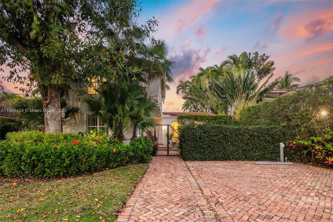 Recently Sold: $3,695,000 (4 beds, 3 baths, 2826 Square Feet)