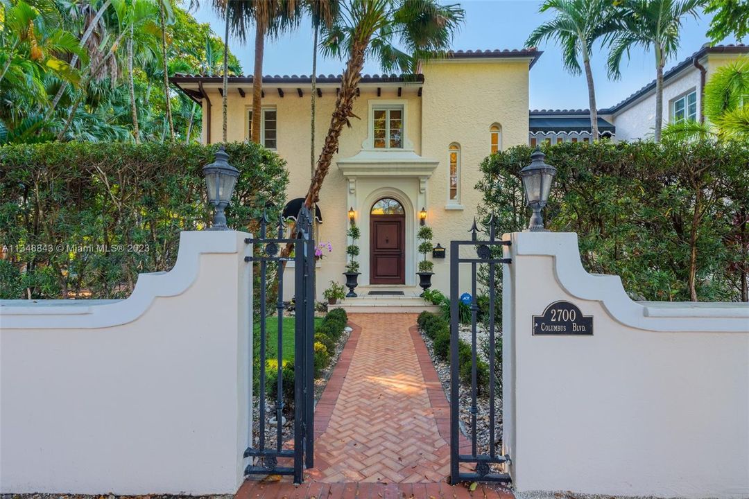 Recently Sold: $3,950,000 (4 beds, 3 baths, 3896 Square Feet)