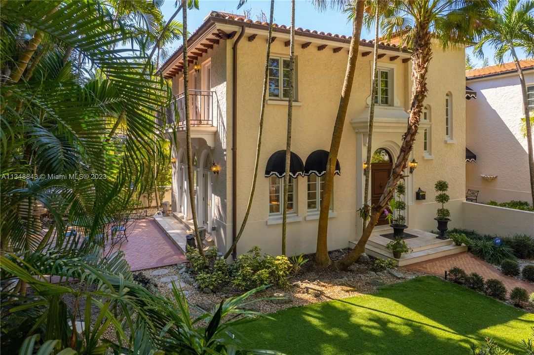 Recently Sold: $3,950,000 (4 beds, 3 baths, 3896 Square Feet)
