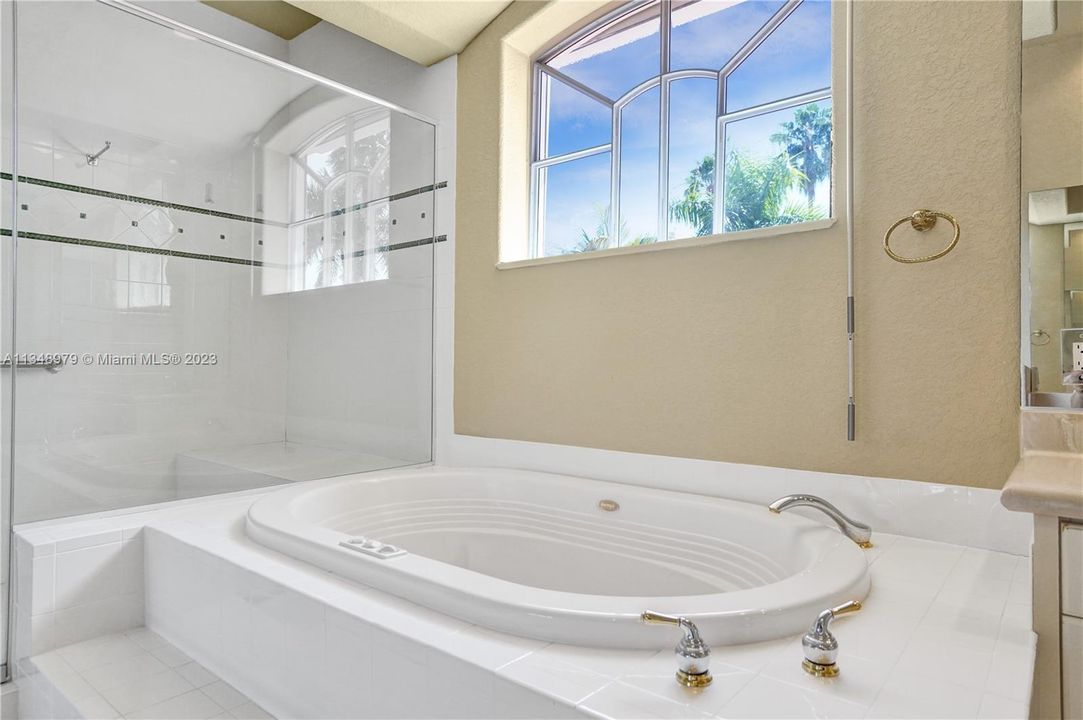 最近售出: $2,137,500 (5 贝兹, 4 浴室, 3359 平方英尺)