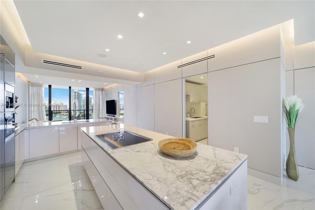 最近售出: $4,100,000 (3 贝兹, 4 浴室, 2979 平方英尺)