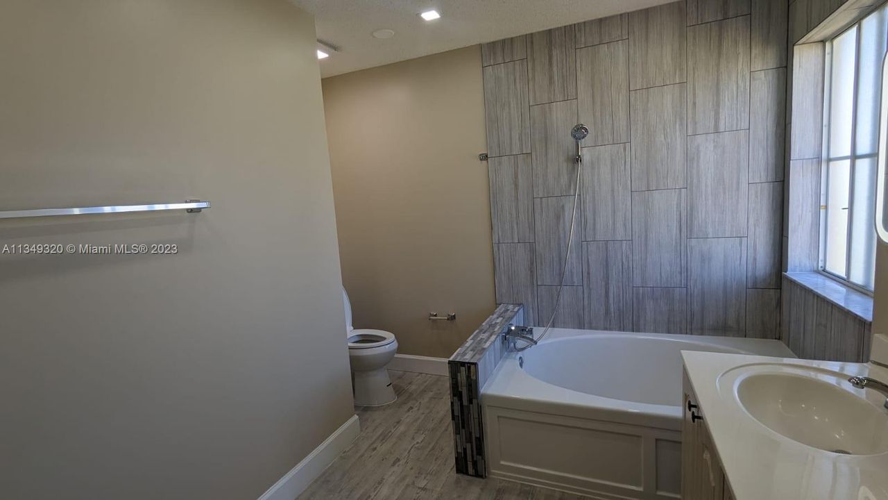 最近租的: $3,850 (3 贝兹, 2 浴室, 1446 平方英尺)