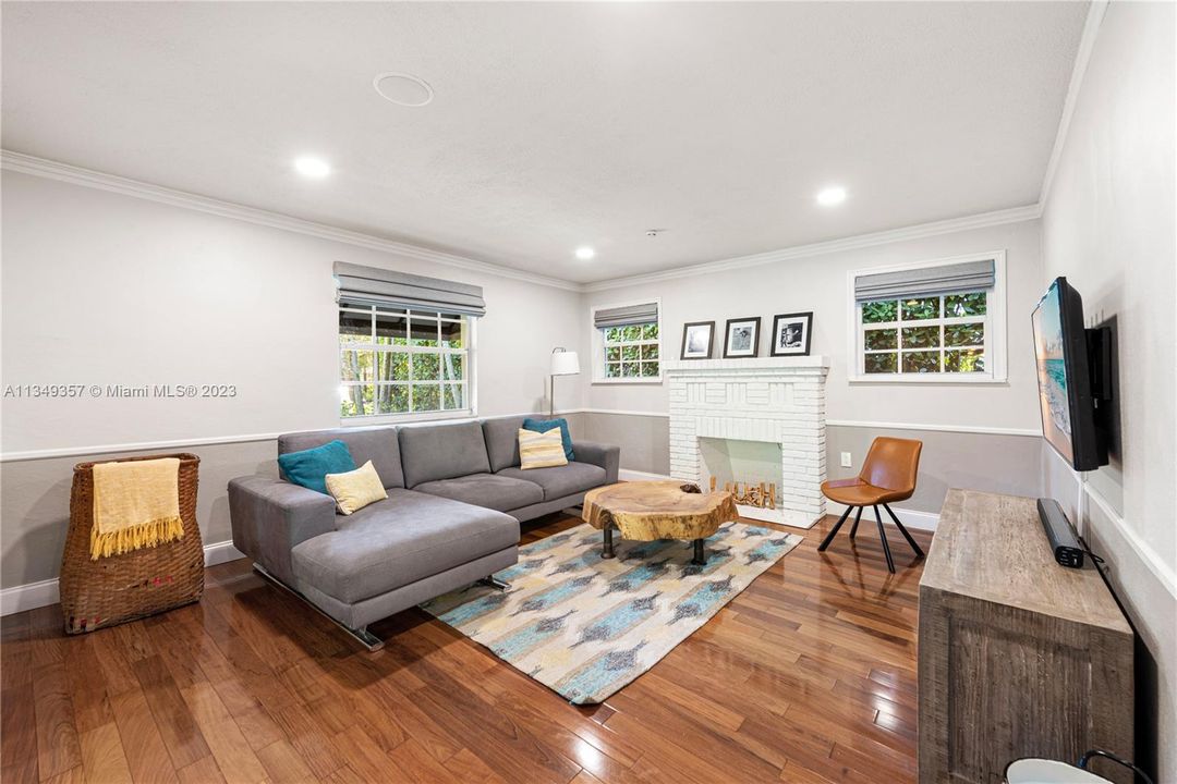 Recently Sold: $935,000 (3 beds, 2 baths, 1698 Square Feet)