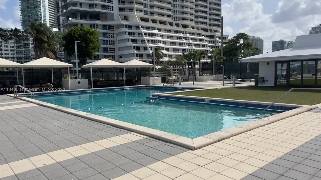 Recently Sold: $466,000 (2 beds, 2 baths, 990 Square Feet)