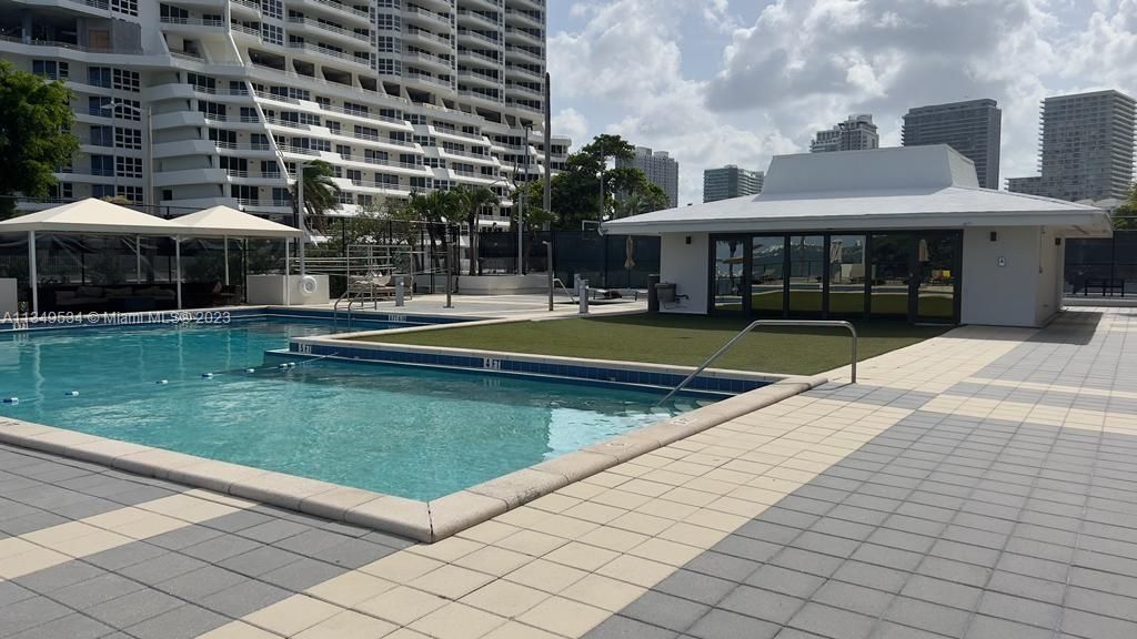 Recently Sold: $466,000 (2 beds, 2 baths, 990 Square Feet)