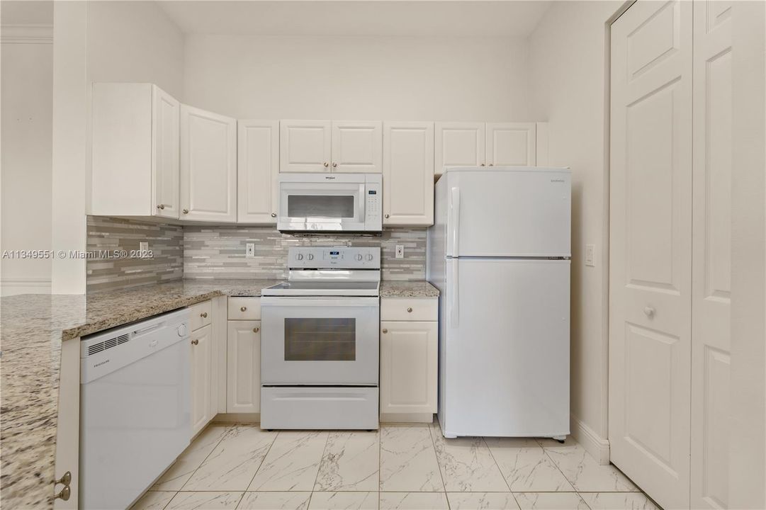 Recently Rented: $2,200 (2 beds, 1 baths, 890 Square Feet)