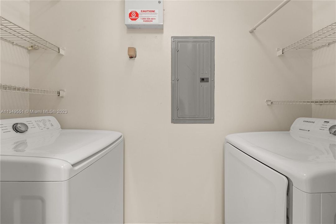 Recently Rented: $2,200 (2 beds, 1 baths, 890 Square Feet)