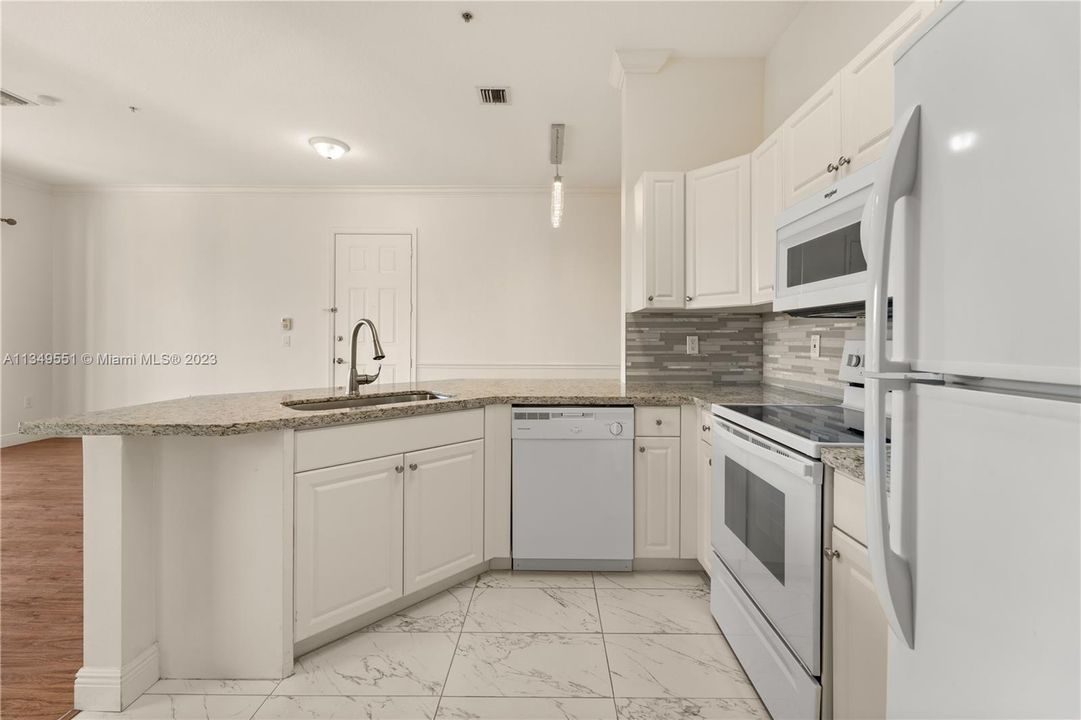 Recently Rented: $2,200 (2 beds, 1 baths, 890 Square Feet)