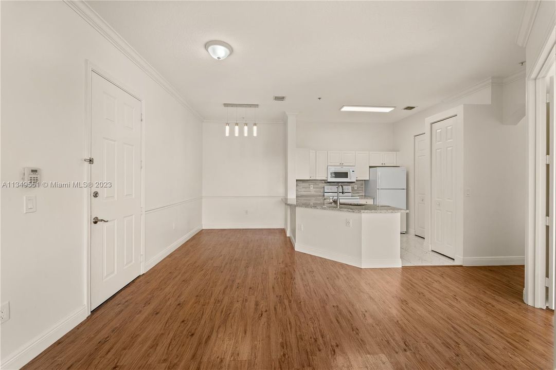 Recently Rented: $2,200 (2 beds, 1 baths, 890 Square Feet)