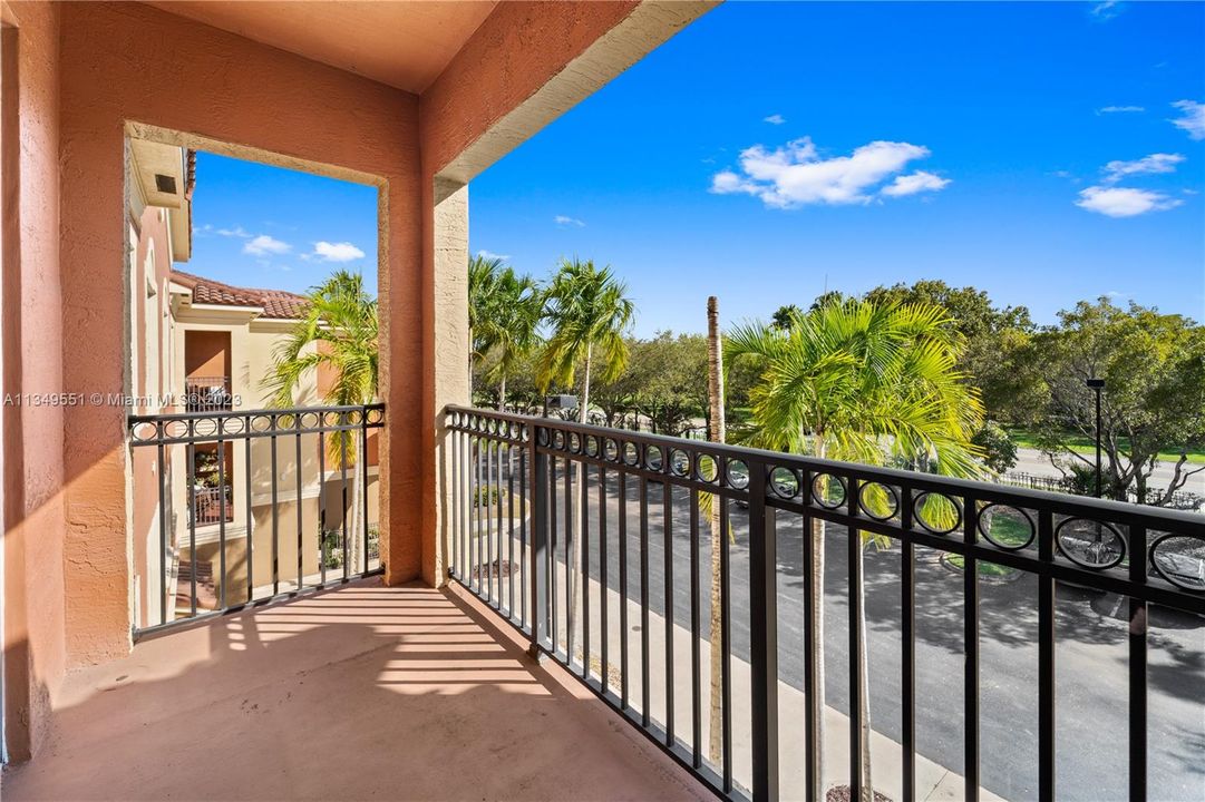 Recently Rented: $2,200 (2 beds, 1 baths, 890 Square Feet)