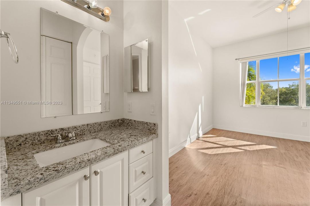 Recently Rented: $2,200 (2 beds, 1 baths, 890 Square Feet)