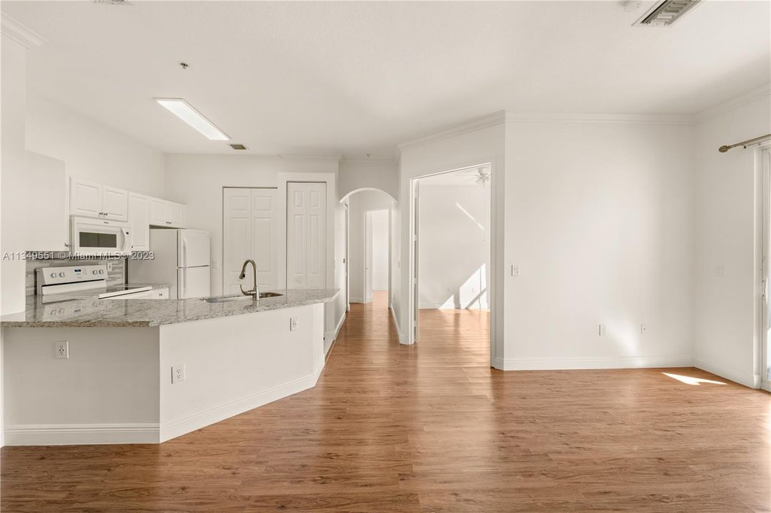 Recently Rented: $2,200 (2 beds, 1 baths, 890 Square Feet)