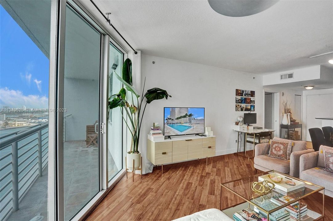 Recently Sold: $430,000 (1 beds, 1 baths, 846 Square Feet)
