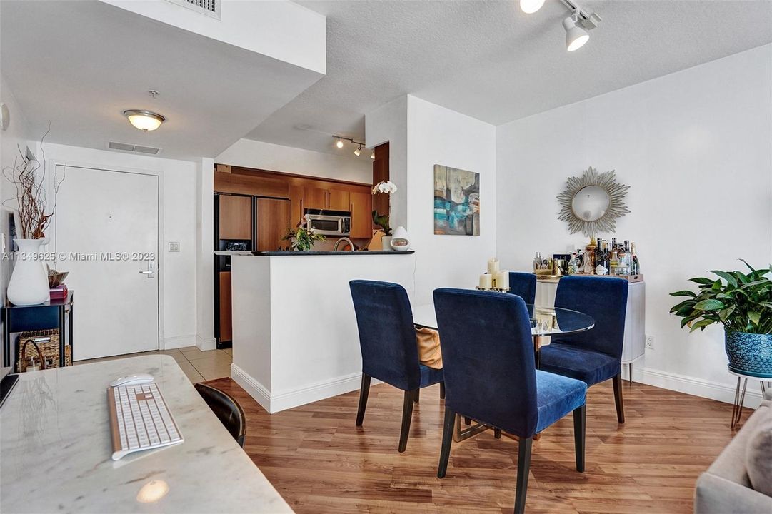 Recently Sold: $430,000 (1 beds, 1 baths, 846 Square Feet)