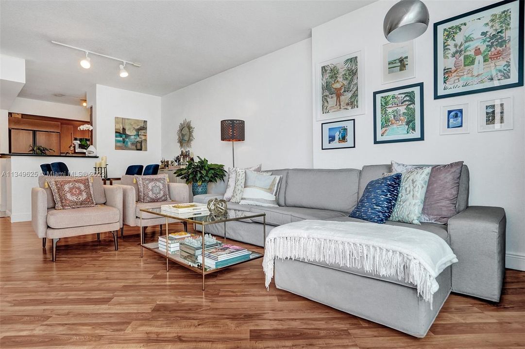 Recently Sold: $430,000 (1 beds, 1 baths, 846 Square Feet)
