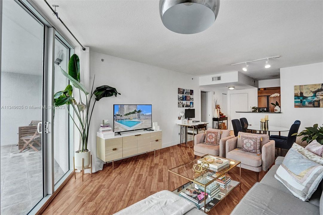 Recently Sold: $430,000 (1 beds, 1 baths, 846 Square Feet)