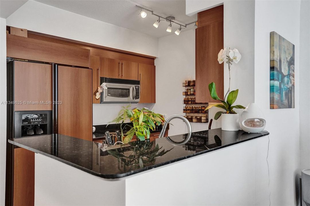 Recently Sold: $430,000 (1 beds, 1 baths, 846 Square Feet)