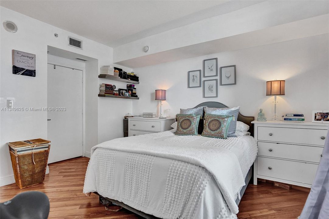 Recently Sold: $430,000 (1 beds, 1 baths, 846 Square Feet)