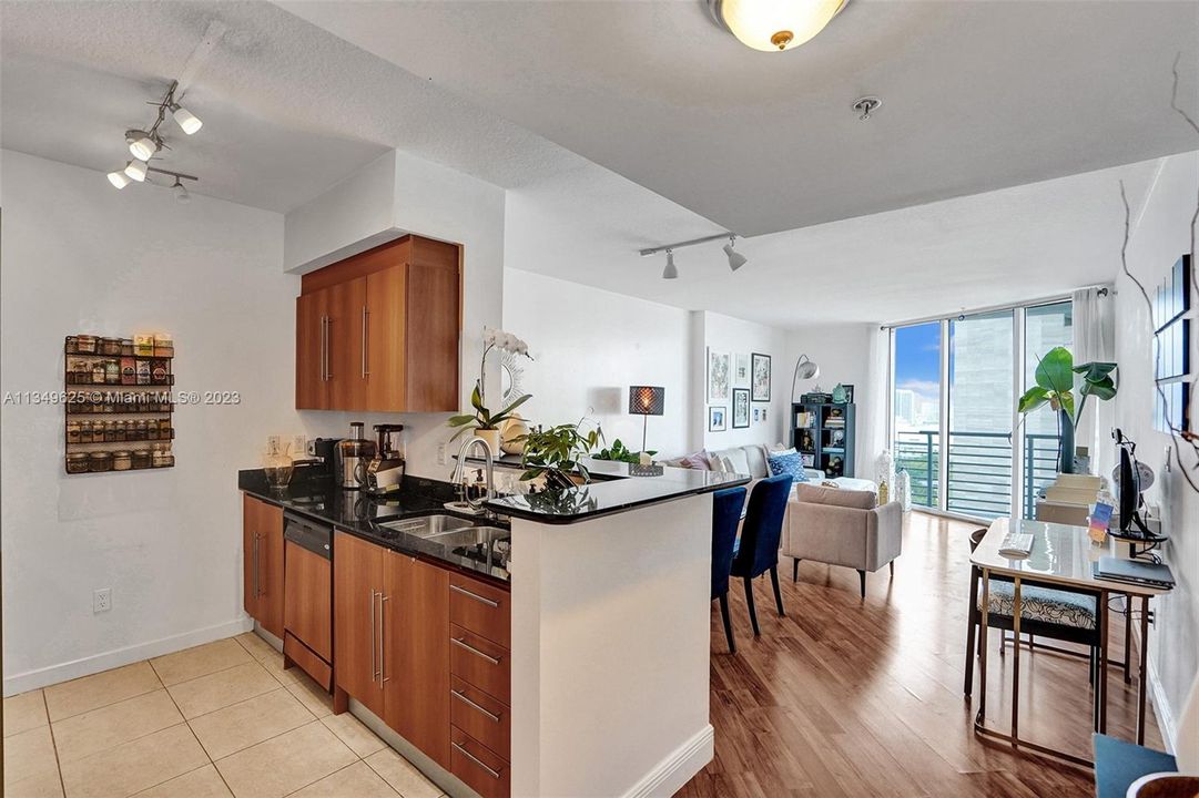 Recently Sold: $430,000 (1 beds, 1 baths, 846 Square Feet)