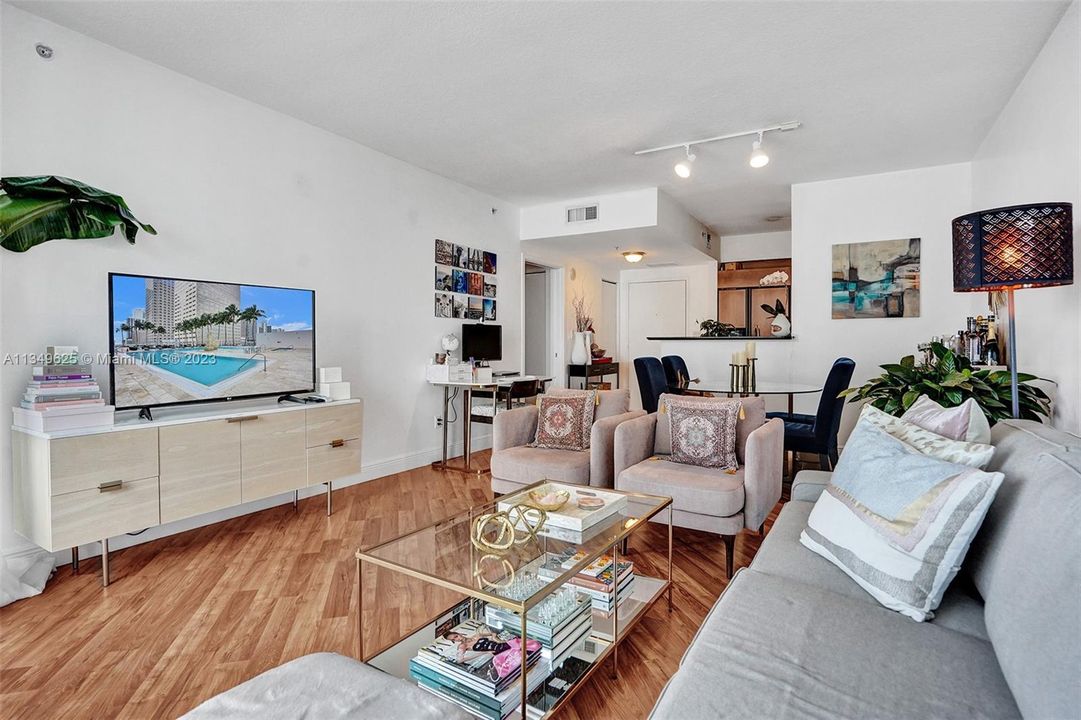 Recently Sold: $430,000 (1 beds, 1 baths, 846 Square Feet)
