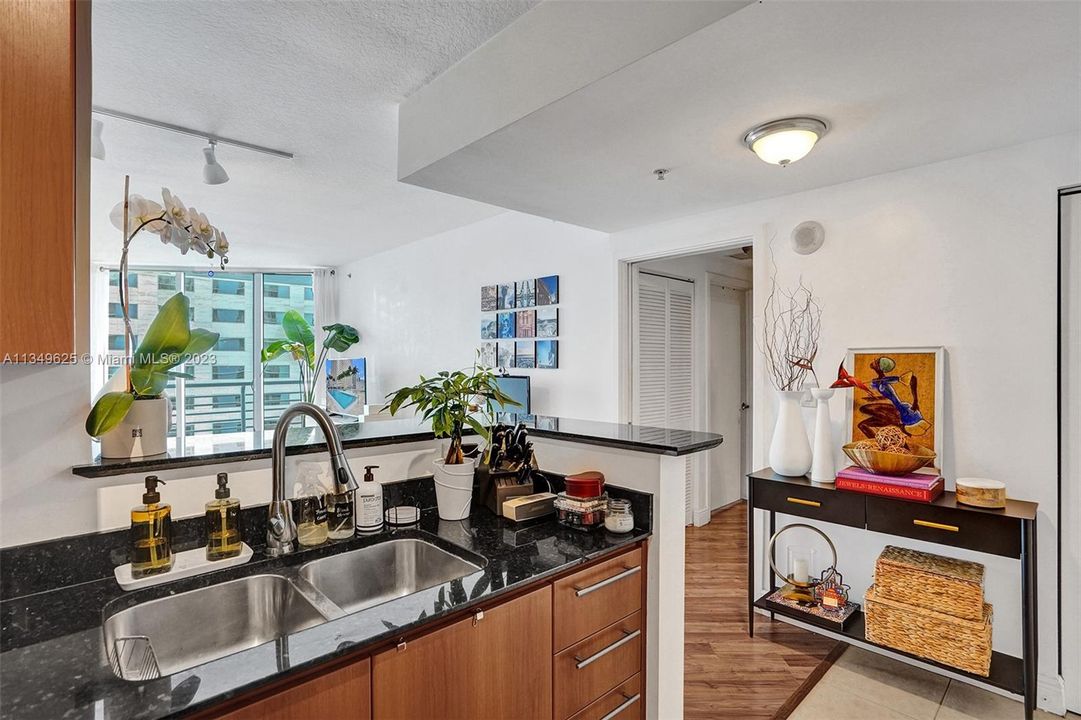 Recently Sold: $430,000 (1 beds, 1 baths, 846 Square Feet)