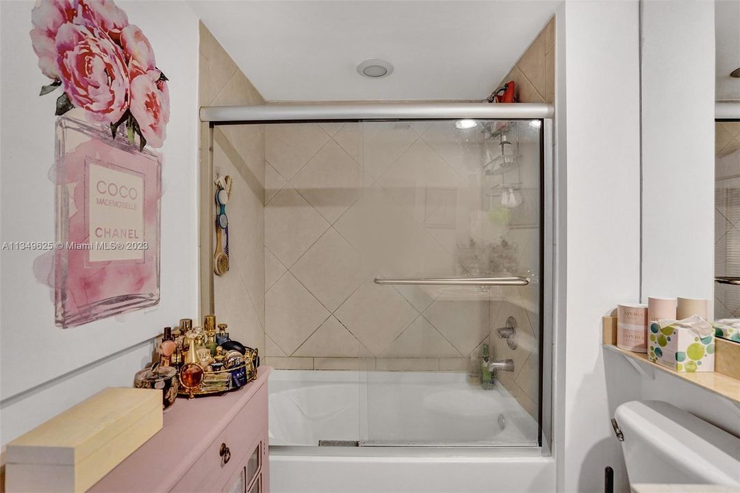 Recently Sold: $430,000 (1 beds, 1 baths, 846 Square Feet)