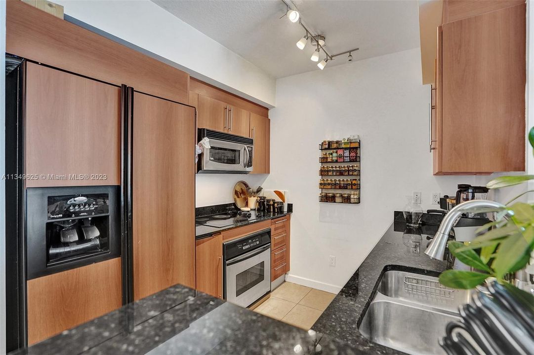 Recently Sold: $430,000 (1 beds, 1 baths, 846 Square Feet)