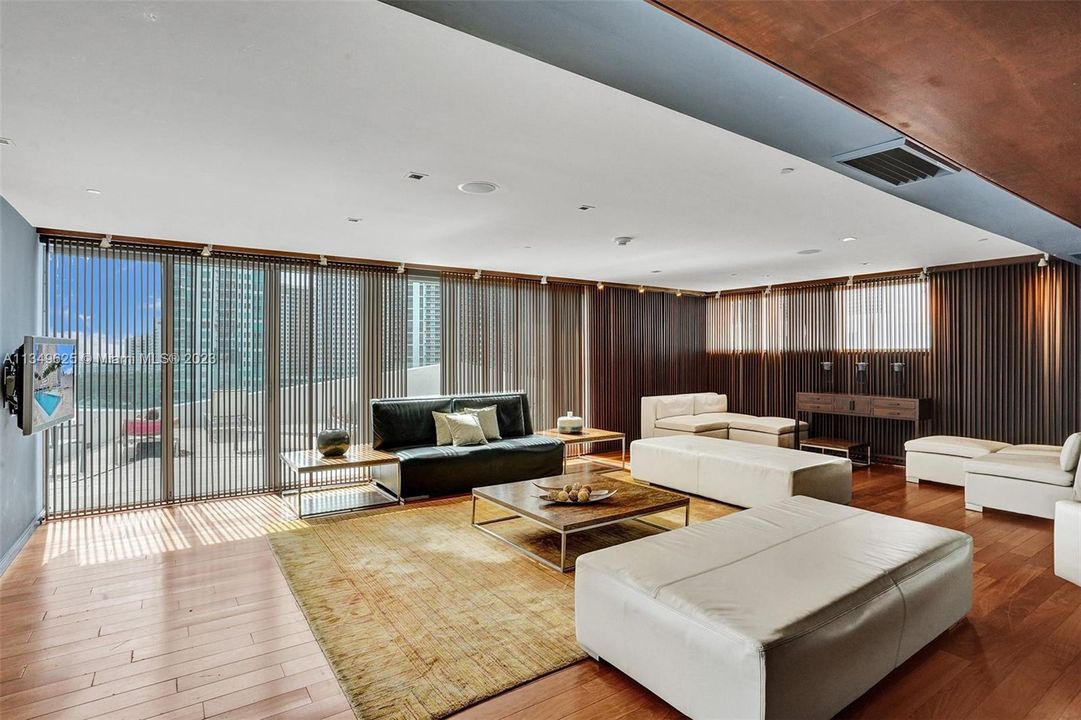 Recently Sold: $430,000 (1 beds, 1 baths, 846 Square Feet)