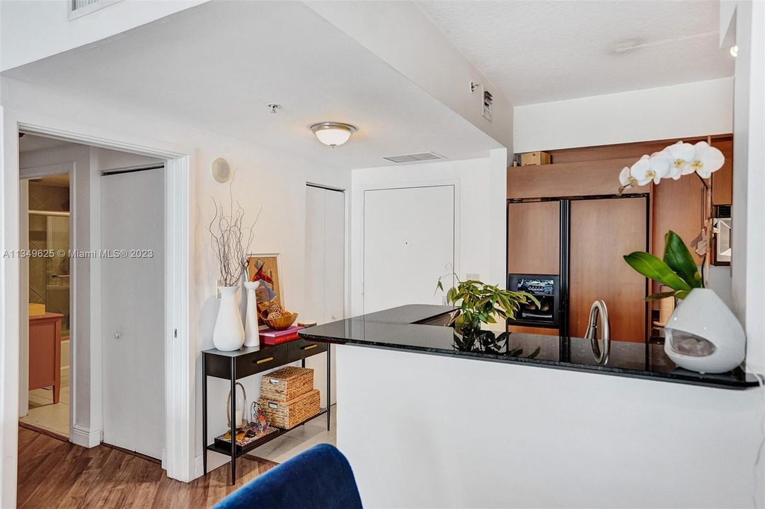 Recently Sold: $430,000 (1 beds, 1 baths, 846 Square Feet)