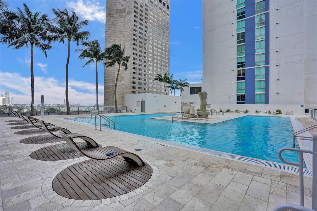 Recently Sold: $430,000 (1 beds, 1 baths, 846 Square Feet)