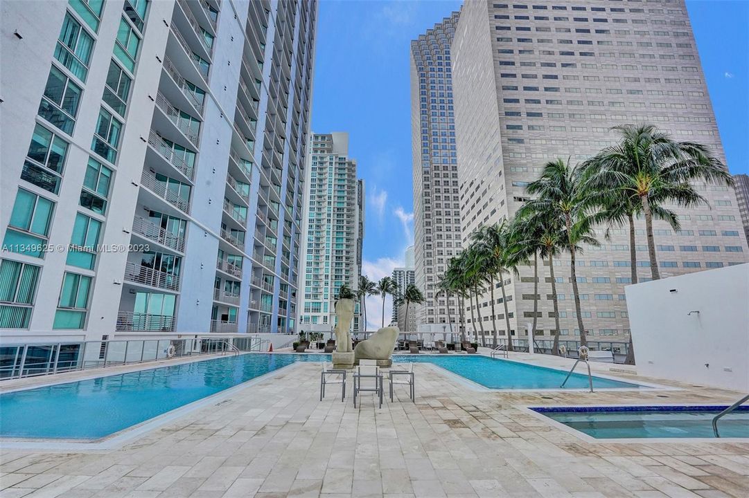 Recently Sold: $430,000 (1 beds, 1 baths, 846 Square Feet)