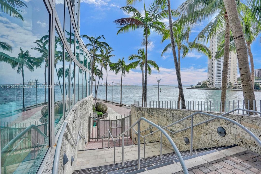 Recently Sold: $430,000 (1 beds, 1 baths, 846 Square Feet)