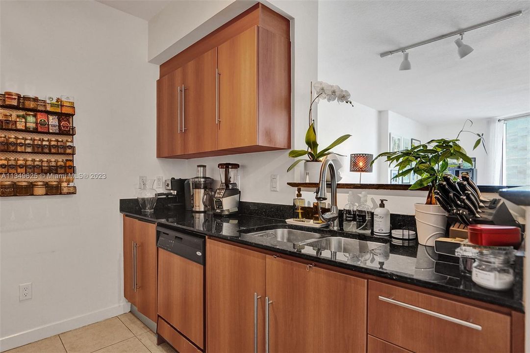 Recently Sold: $430,000 (1 beds, 1 baths, 846 Square Feet)