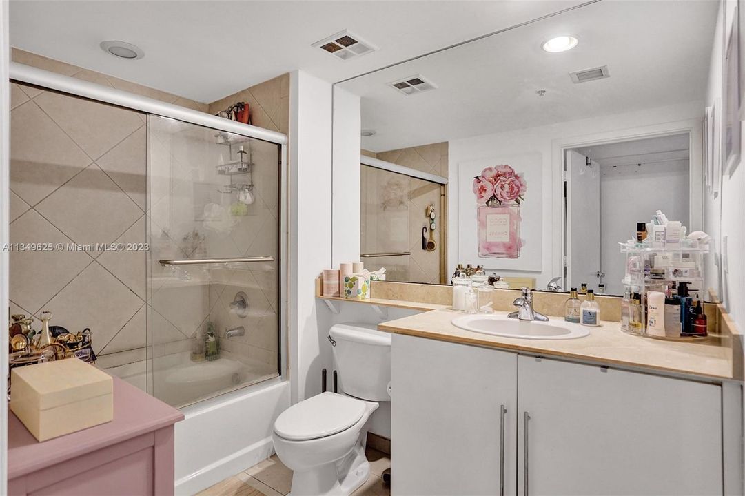 Recently Sold: $430,000 (1 beds, 1 baths, 846 Square Feet)