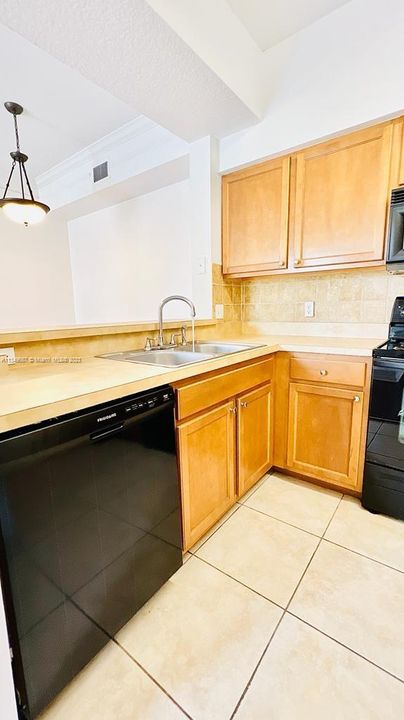 Recently Rented: $2,200 (1 beds, 1 baths, 636 Square Feet)