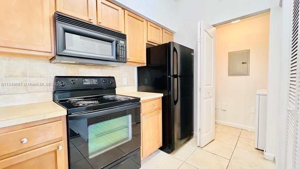 Recently Rented: $2,200 (1 beds, 1 baths, 636 Square Feet)