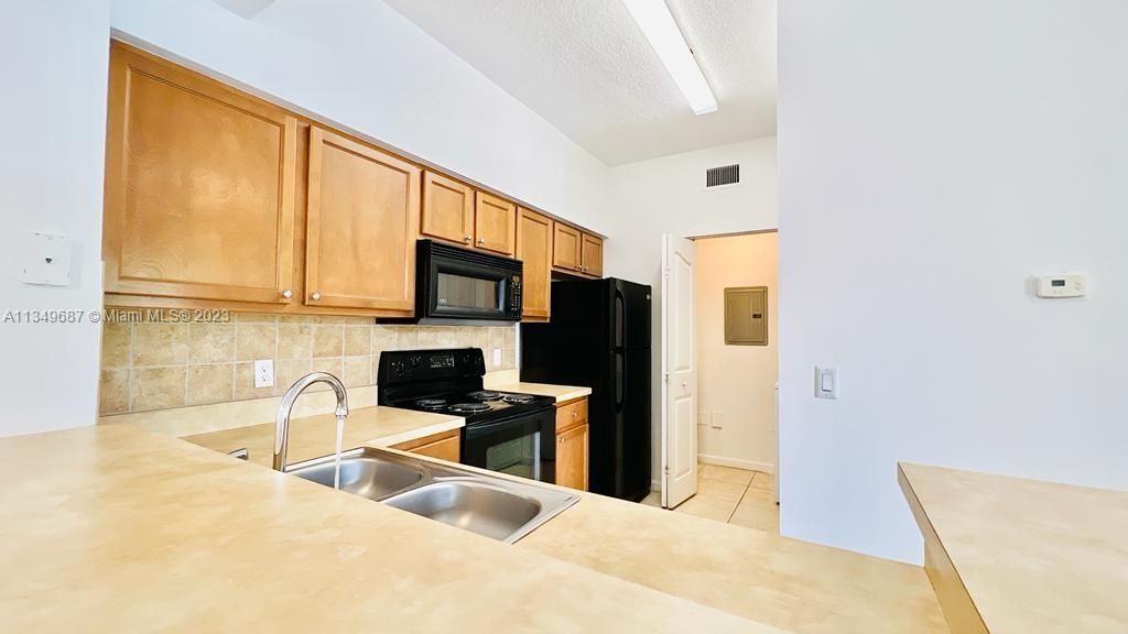 Recently Rented: $2,200 (1 beds, 1 baths, 636 Square Feet)