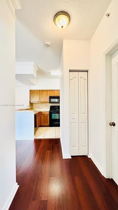 Recently Rented: $2,200 (1 beds, 1 baths, 636 Square Feet)