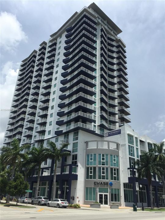 Recently Sold: $360,000 (1 beds, 1 baths, 734 Square Feet)