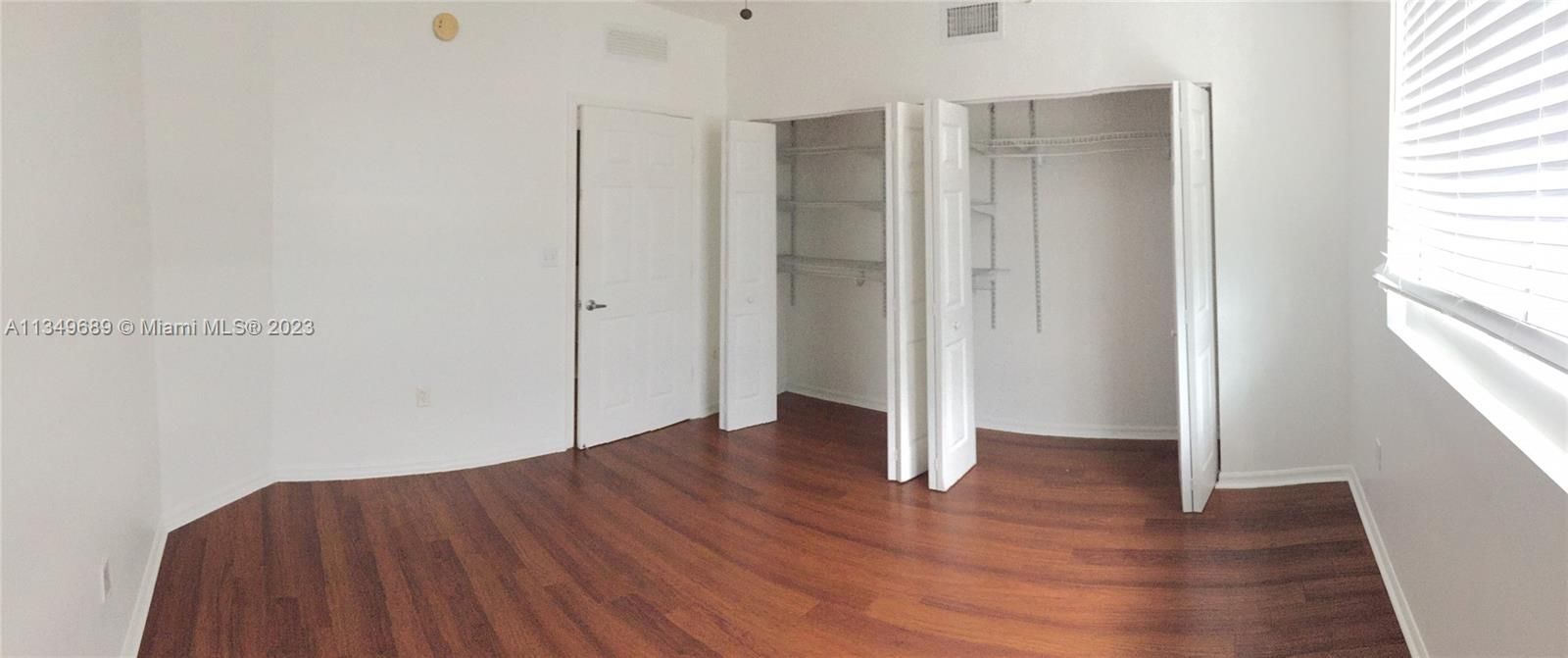 Recently Sold: $360,000 (1 beds, 1 baths, 734 Square Feet)