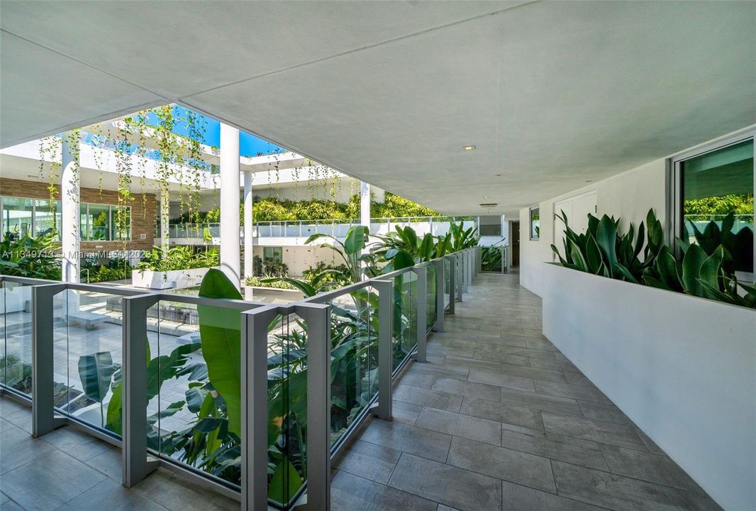 Recently Sold: $2,475,000 (2 beds, 2 baths, 1562 Square Feet)