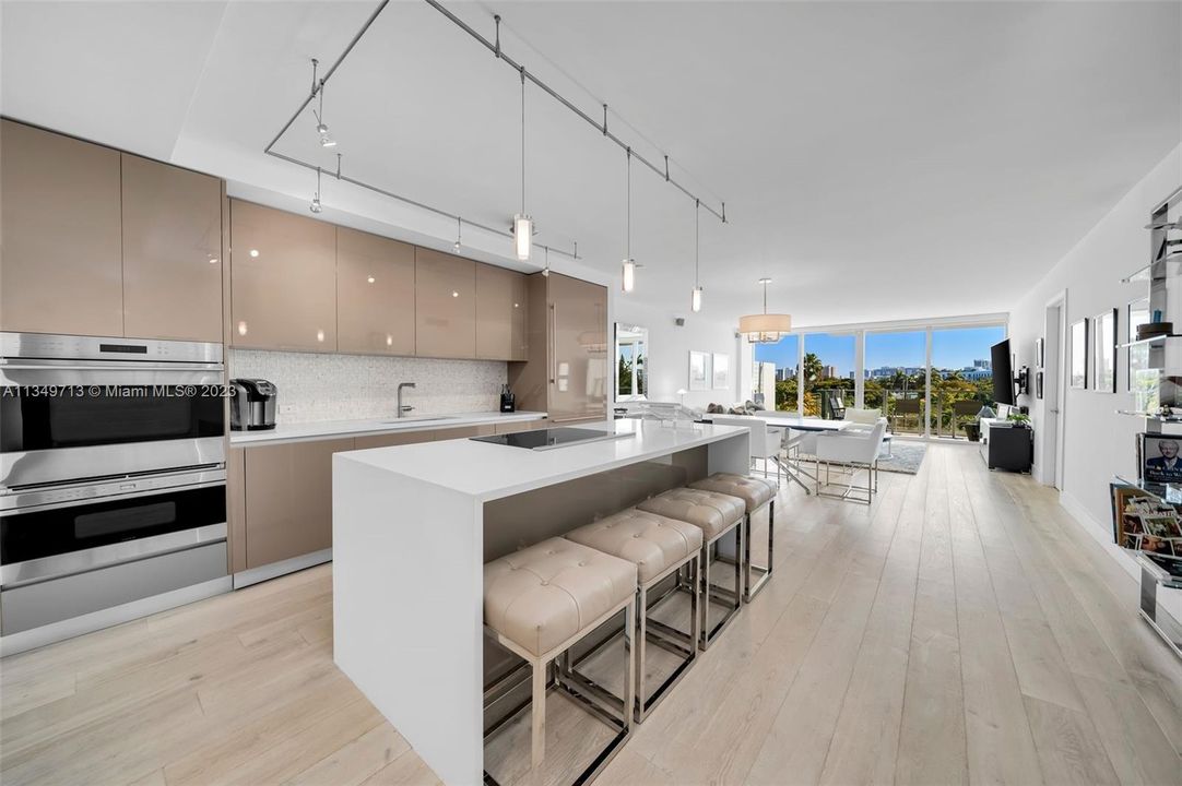 Recently Sold: $2,475,000 (2 beds, 2 baths, 1562 Square Feet)