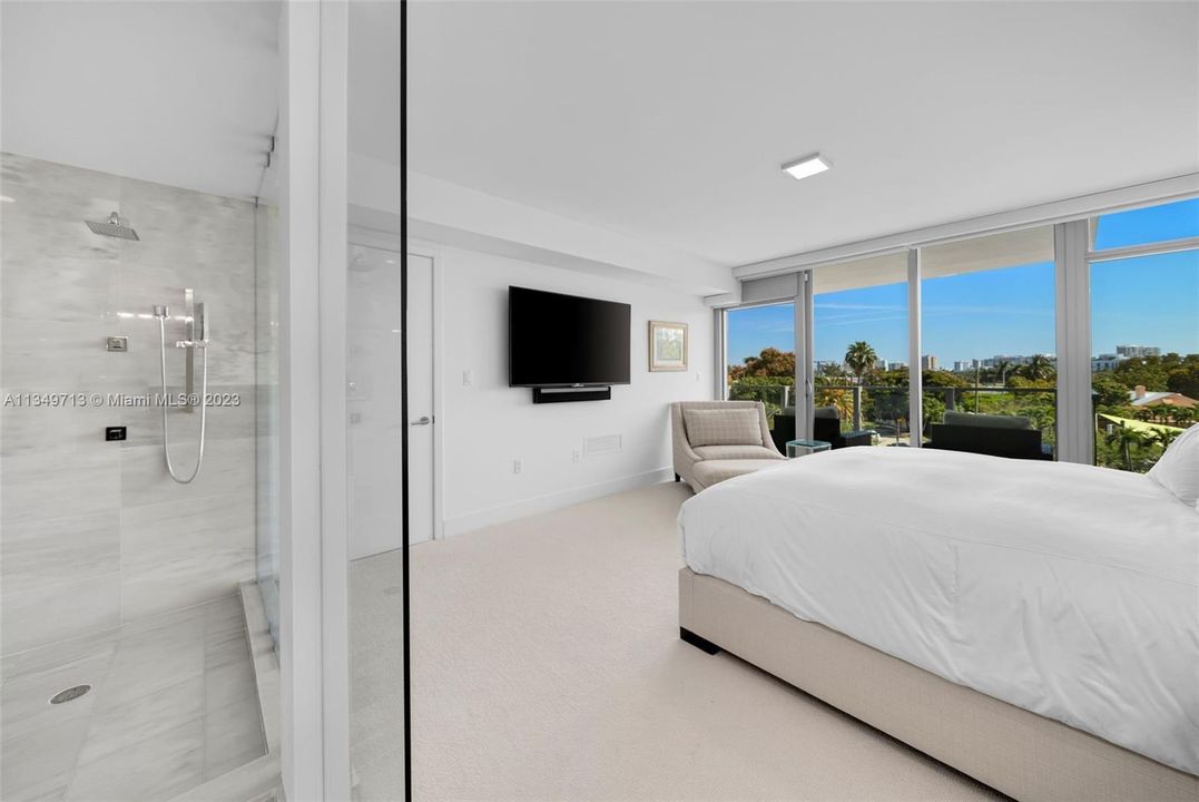 Recently Sold: $2,475,000 (2 beds, 2 baths, 1562 Square Feet)