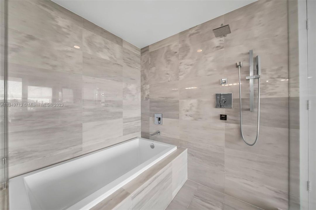 Recently Sold: $2,475,000 (2 beds, 2 baths, 1562 Square Feet)