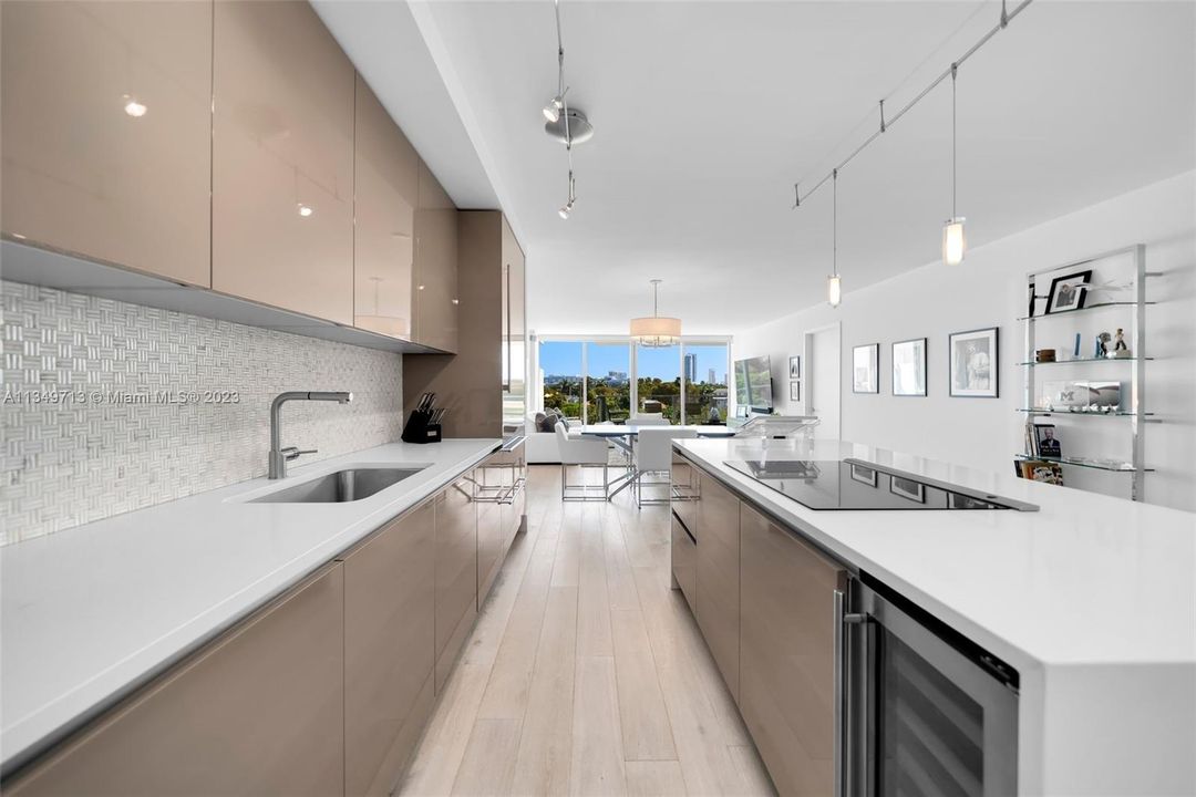 Recently Sold: $2,475,000 (2 beds, 2 baths, 1562 Square Feet)
