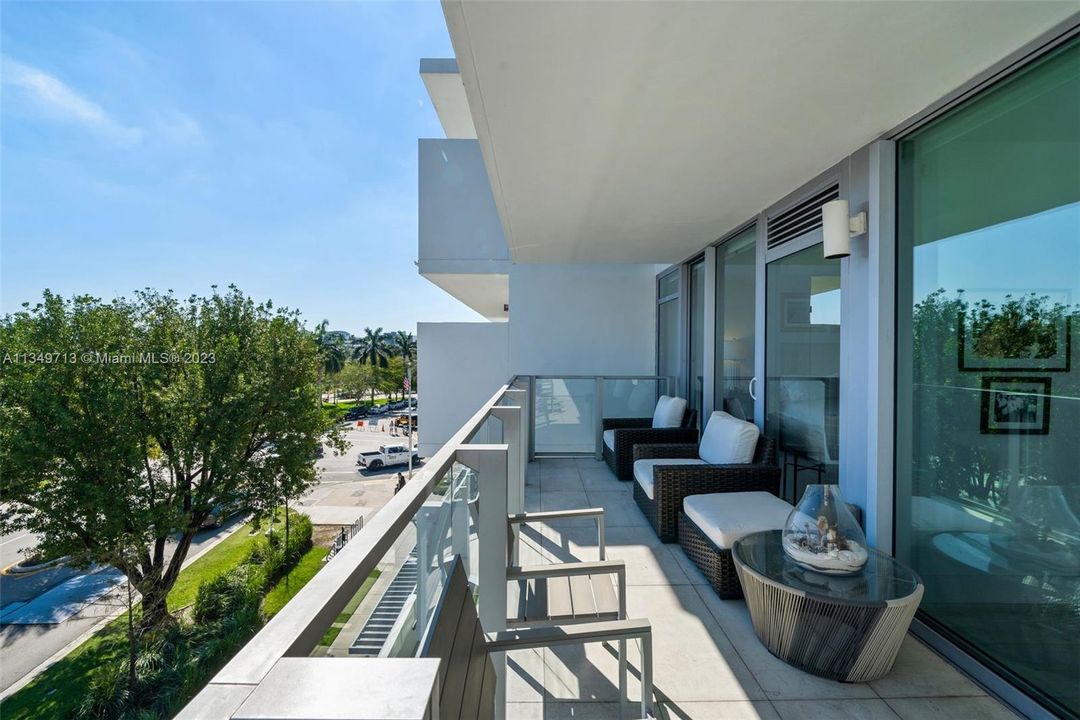 Recently Sold: $2,475,000 (2 beds, 2 baths, 1562 Square Feet)