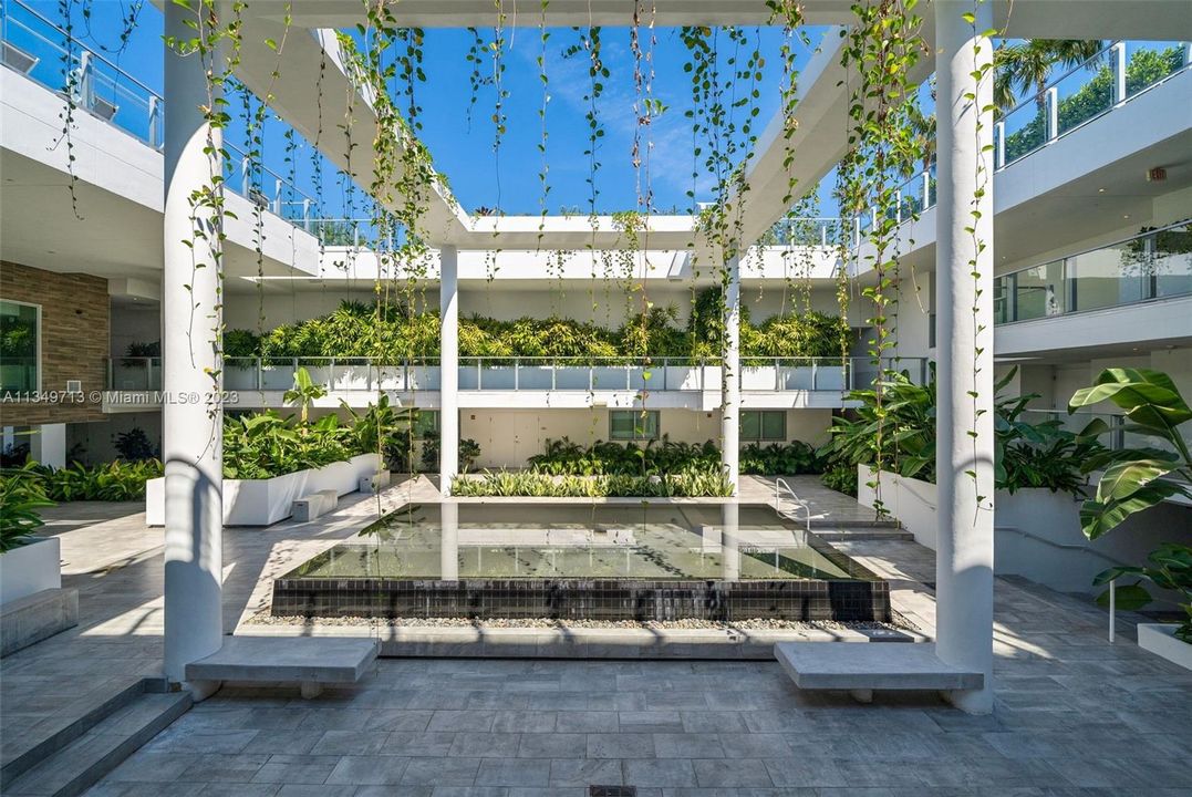 Recently Sold: $2,475,000 (2 beds, 2 baths, 1562 Square Feet)