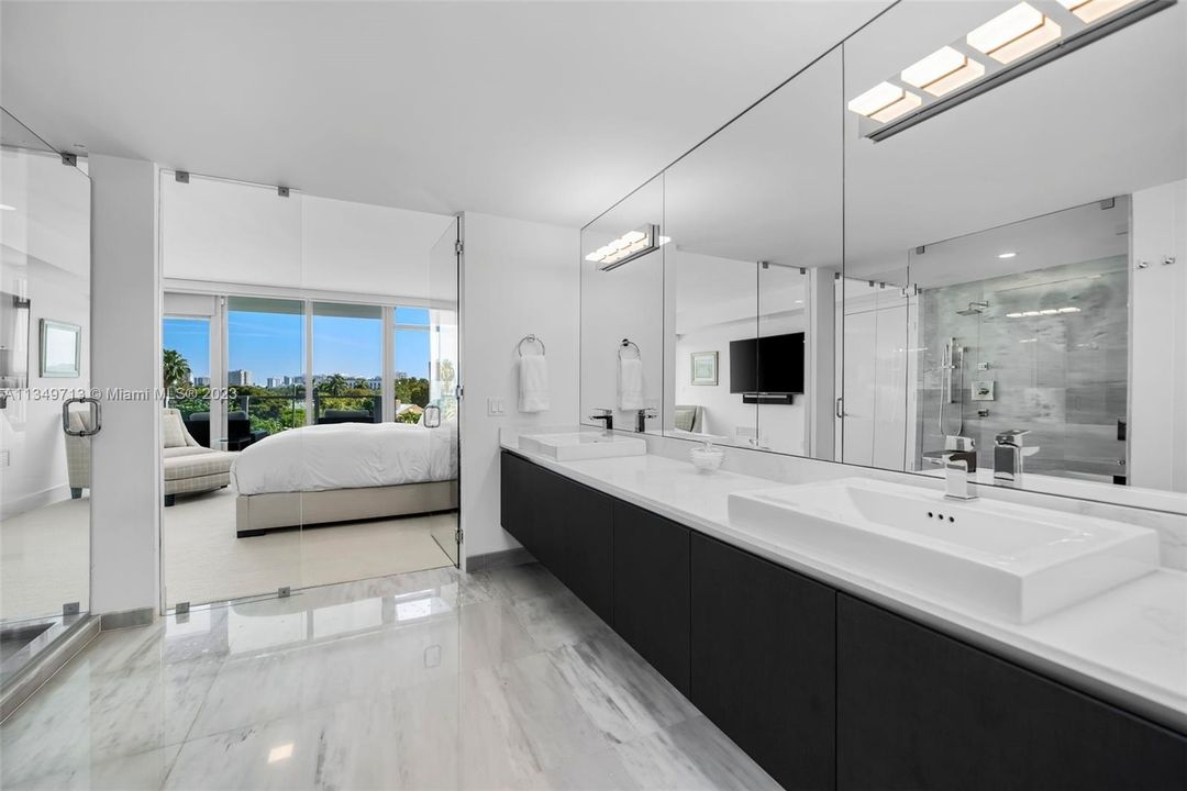 Recently Sold: $2,475,000 (2 beds, 2 baths, 1562 Square Feet)