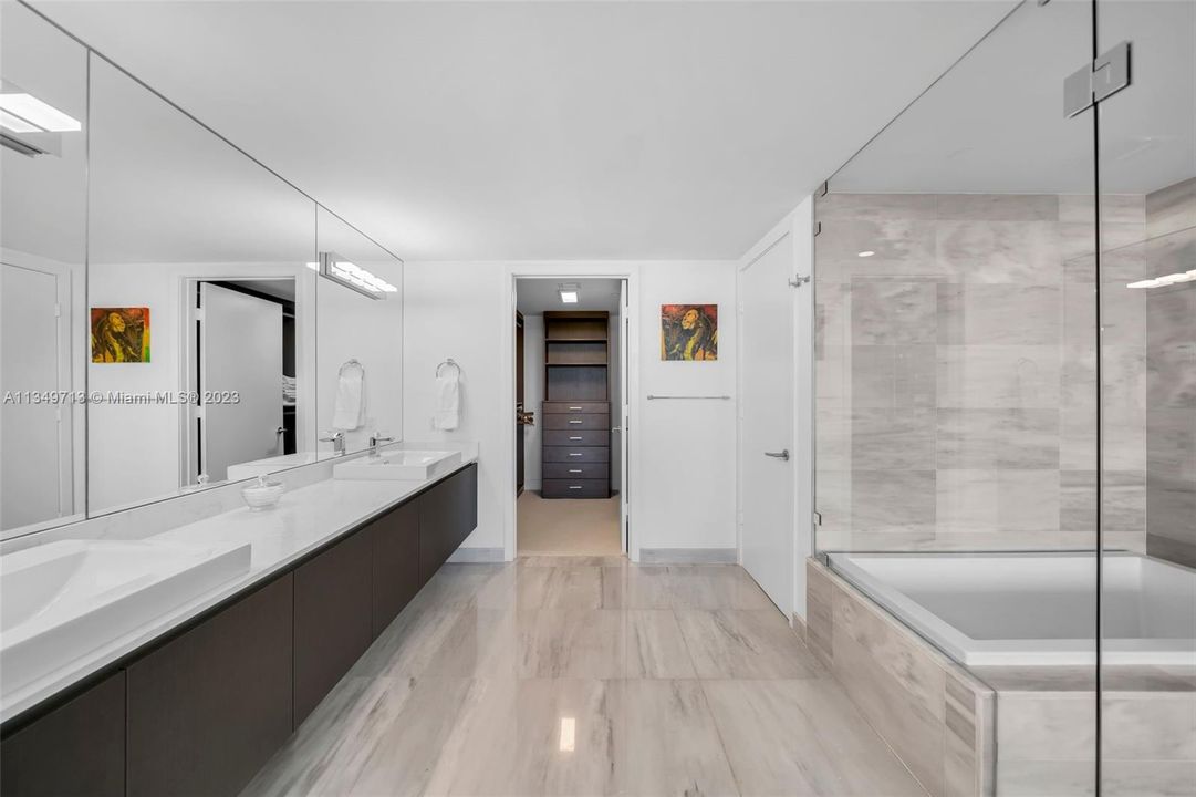 Recently Sold: $2,475,000 (2 beds, 2 baths, 1562 Square Feet)